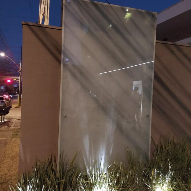 Painel de Vidro com dobradiça, para manutenção do Led. Escritório de advocacia Amim e Arraes.(1)